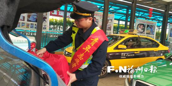 北站所交通执法人员为乘客搬运行李。