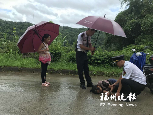 登云山庄阳光城物业管理处保安雨中救助老人。