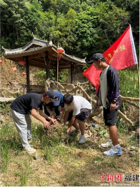 当他们看到红军路杂草丛生，其中一段路基已被洪水严重毁坏，便从村里借来锄头、铁锨等工具，顶着炎炎烈日，挥汗如雨，整整修复了两个多小时