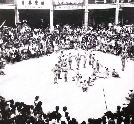 解放军与市民在街头庆祝厦门解放(来源:厦门市档案馆)