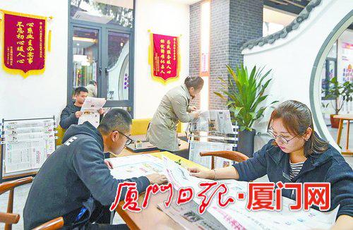 青年团员正在读报学习。(本报记者 林铭鸿 摄)
