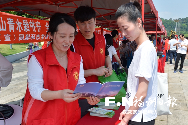 工作人员向市民宣传大气污染防控知识。