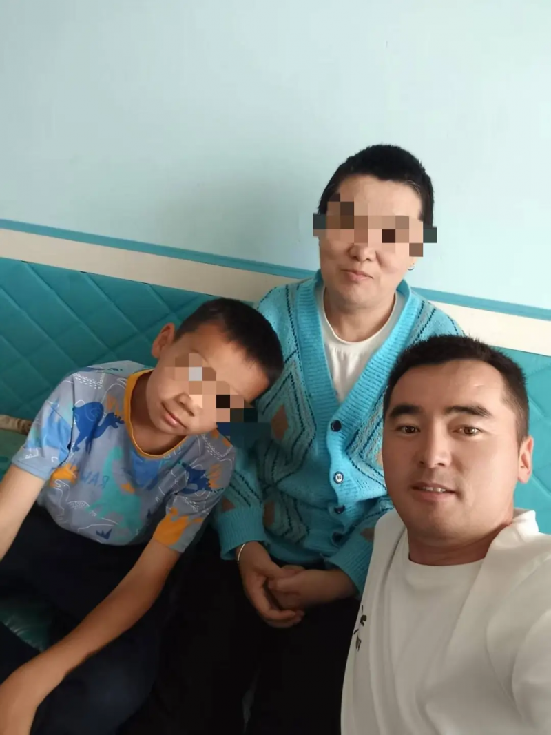 山兰英和儿子孙子一起