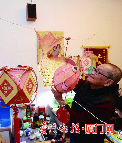 ■?#23637;?#21326;手工制作的传统花灯,最左侧为“豆仔灯”。 陈立新 摄