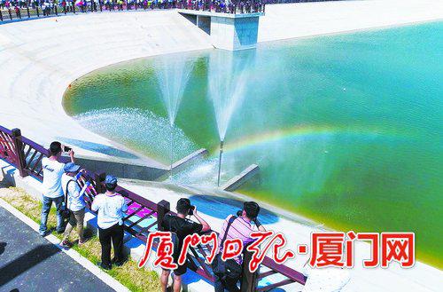 在金门通水现场,一道绚丽彩虹飞架出水口。(李俊龙 摄)