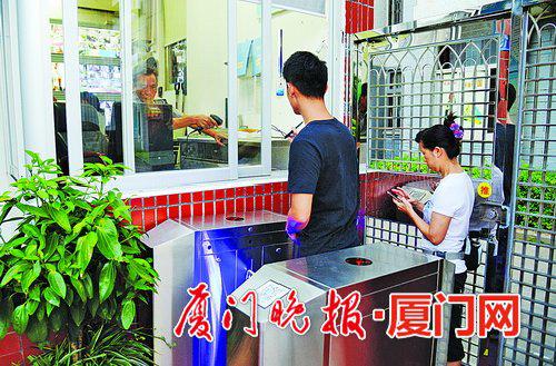 -市民进出校园须刷个人身份证。刘东华摄