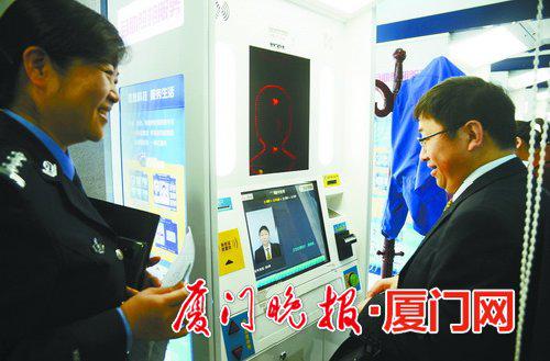 ■申办人员自助照相。 刘东华 摄