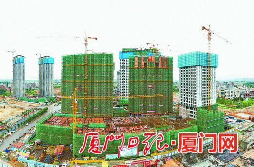 林前综合体首栋主楼昨封顶。(本报记者 王协云 摄)