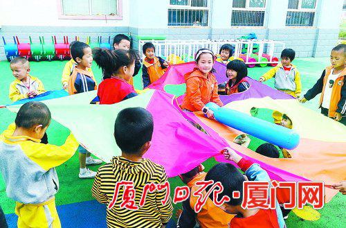 临夏县思明幼儿园的孩子们正在做游戏。
