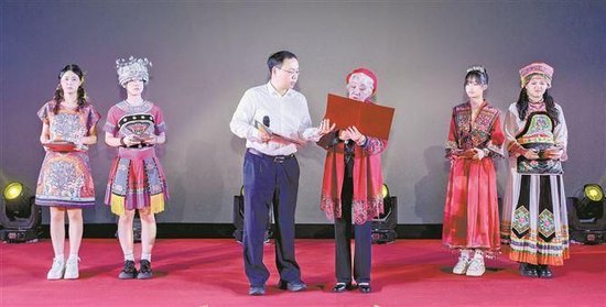 连续举办7年的“多彩中华”民族电影展已成为“金鸡”期间的品牌活动。图为87岁演员祝希娟（右三）在开幕现场朗读展映影片推荐词。