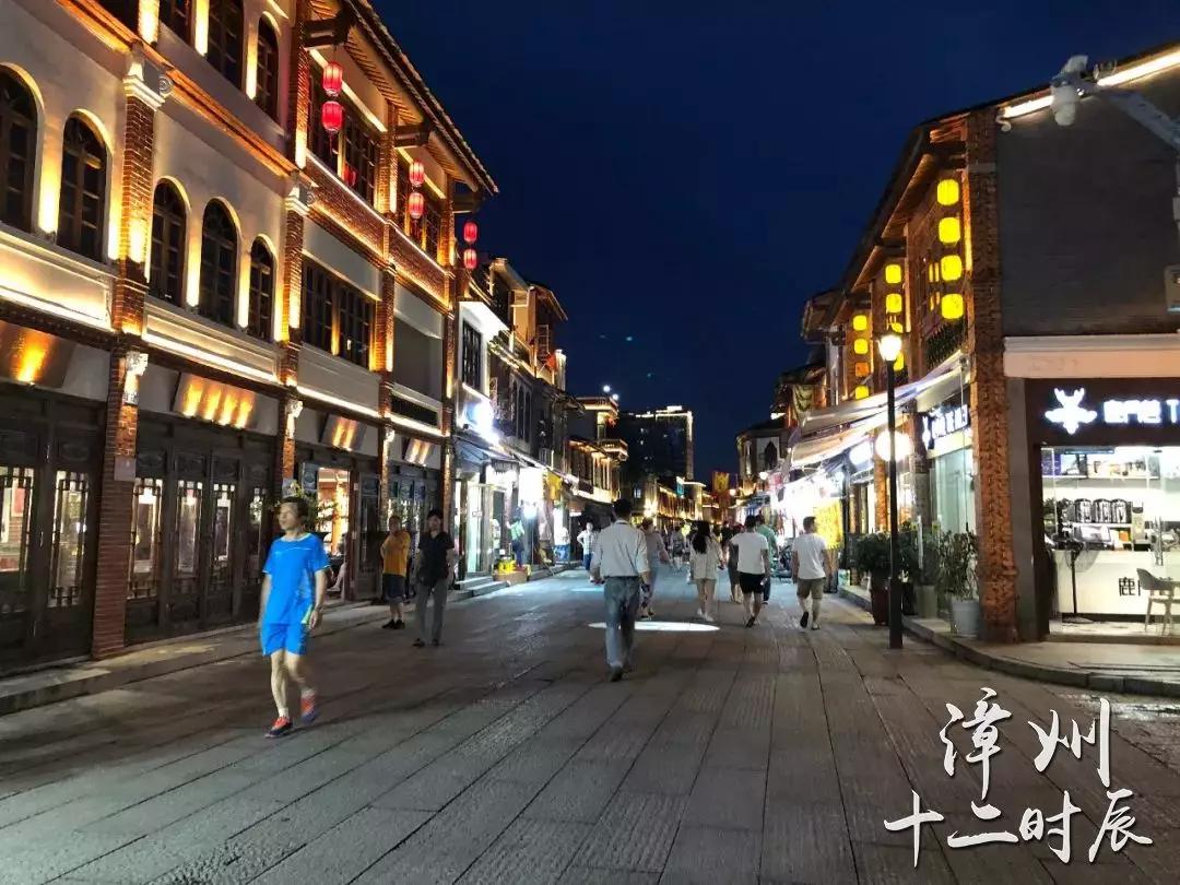 漫步于古城步行街的市民