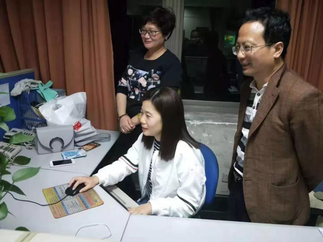 凌晨时分,闽西日报要闻部依旧灯火通明