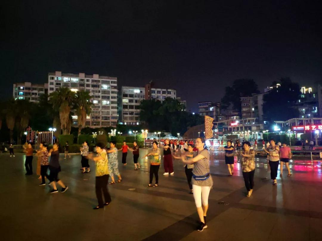 跳起广场舞 |蓝明丰 摄