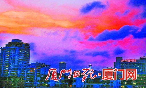 ▲昨天傍晚,市区天空中出现绚丽的晚霞。(本报记者 姚 凡 摄)