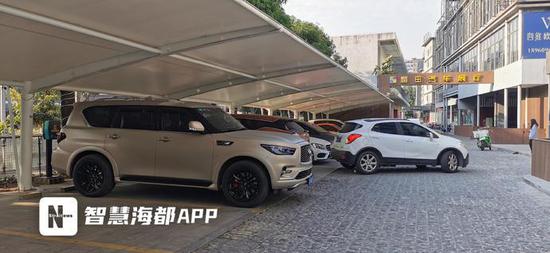 稻田创业小镇内的充电桩为启用,全部停放着燃油汽车