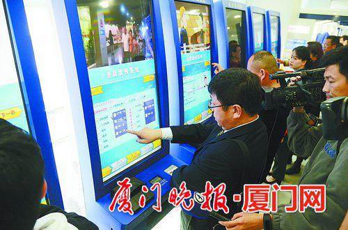 ■申办人员自助填表。 刘东华 摄