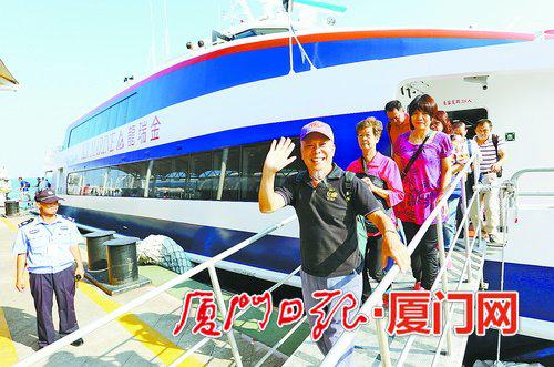 旅客搭乘厦金航线从金门抵厦。(资料图/厦门日报记者张奇辉摄)
