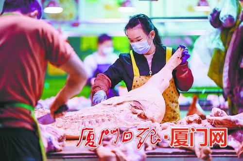 ▲凌晨三点左右，分割为半扇的猪肉运抵市场，肉产品摊位的工作人员们开始操刀对猪肉进行再次切割。