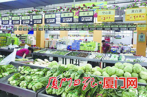 在商超,1-3元亲民蔬菜增多,蔬菜价格继续回归。(本报记者沈彦彦摄)