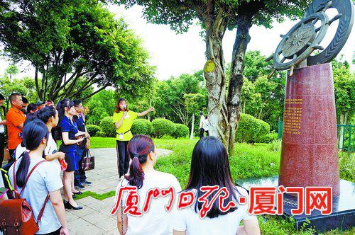 湖里区建设局党委组织党员参观五通灯塔公园社会主义核心价值观雕塑。
