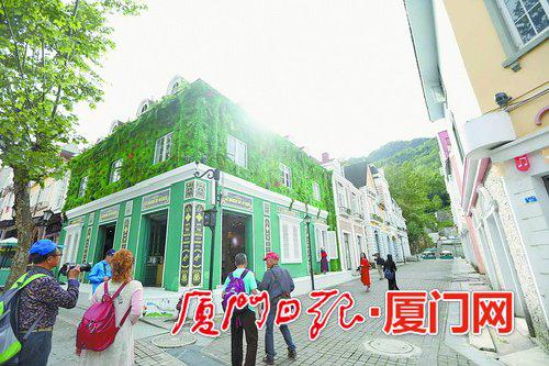 白鹿镇的建筑由丰富多彩的颜色组成。