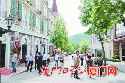 白鹿镇吸引了许多游客。