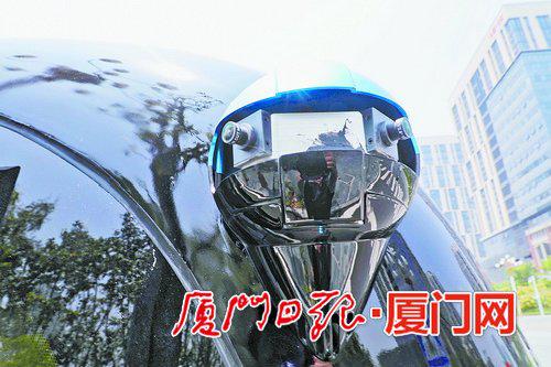 车辆顶端和车身两侧配有激光雷达,可实时感知车辆周边信息。