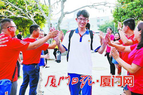 科技中学考生与老师和同学击掌。(本报记者 王协云 摄)
