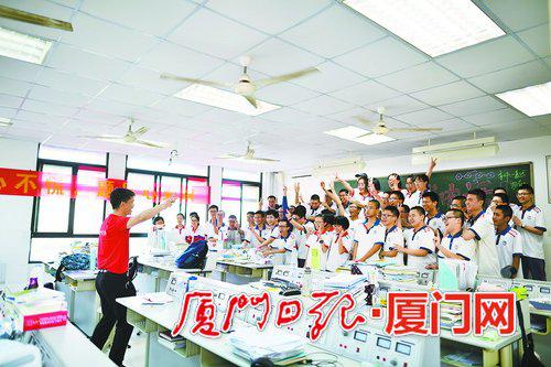 高考结束,在教室留下最后一张合影。(本报记者林铭鸿摄)