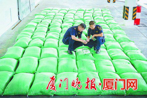 ■海关关员查验货物现场。