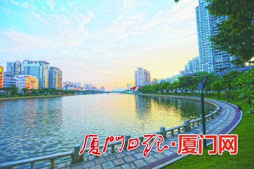 筼筜湖畔,落日余晖。(本报记者何炳进摄)