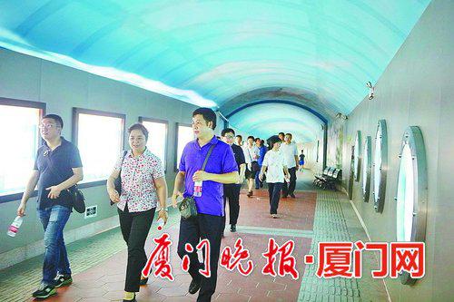 凉爽的鸿山步行隧道吸引不少人前来。 陈立新 摄