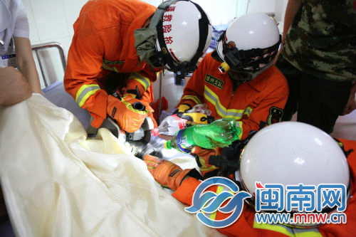 消防战士在破拆时洒水降温(来源:漳州消防)