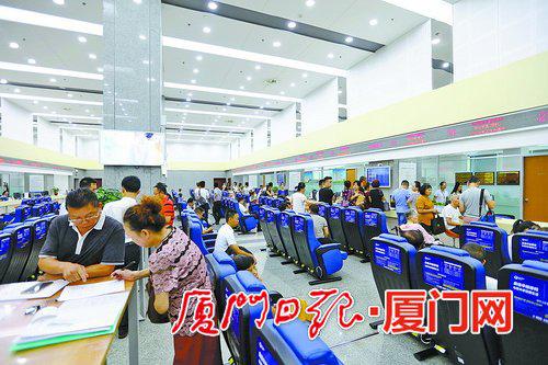 图片关键词 ▲审批速度持续提速,市民办事更方便快捷。 (本报记者 张奇辉 摄)