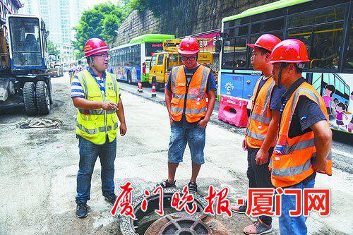 ■郭荣泉(左一)在思明南路提升改造现场。