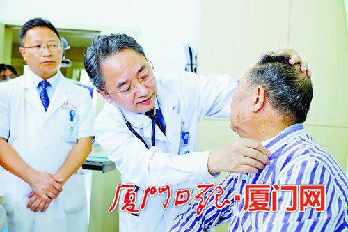 黄继义教授为患者检查身体。