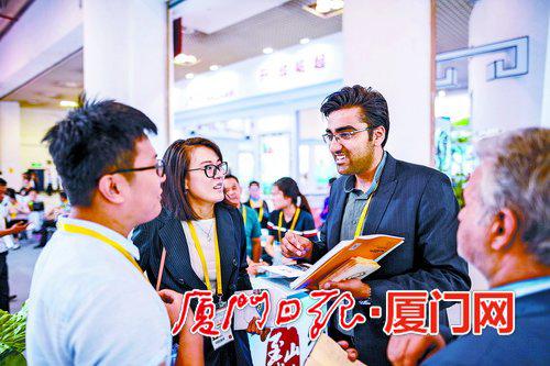 在投洽会上,中外展商探讨合作。(厦门日报社全媒体记者 林铭鸿 摄)
