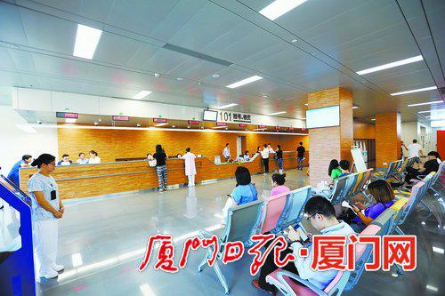 候诊区挂号窗口采取开放式,方便患者与工作人员交流。(本报记者张奇辉摄)
