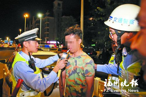 弃车“逃跑”的驾驶员,被控制后接受酒精检测。