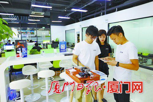 小样社区简洁明亮的办公区域。
