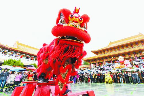 游客在美国洛杉矶附近的西来寺观看舞狮表演。