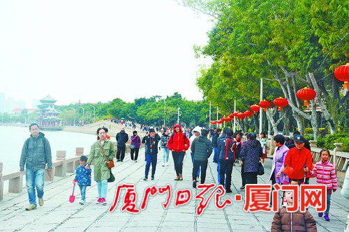 龙舟池畔游人如织。(刘平 摄)