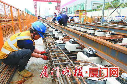 ■2号线育秀东路站铺轨施工现场。
