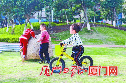 孩子在公园里嬉戏。
