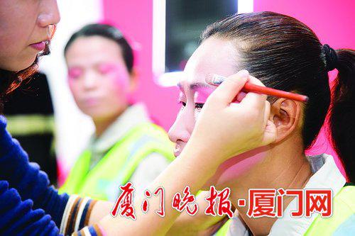 -老师教家长化妆,一举可两得。