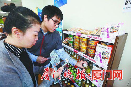 -市民免费领取了一瓶饮料。陈立新摄