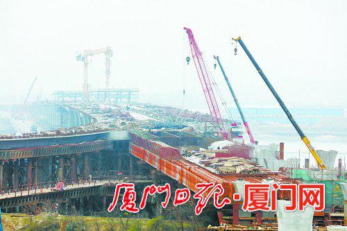 3月9日,翔安机场快速路项目南段工程施工现场。