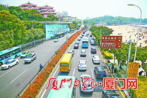 昨日上午,环岛南路白城段车辆出现单向滞留。(本报记者 黄嵘 摄)