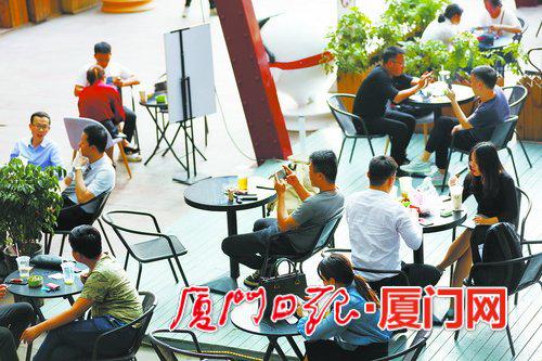 天气炎热,市民扎堆冷饮店。(本组图/本报记者 张奇辉 摄)