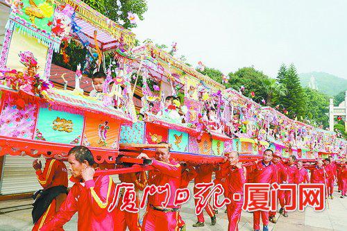 一条用20多节阁棚串起的“蜈蚣阁”绕场而行。(陈亚沙 摄)